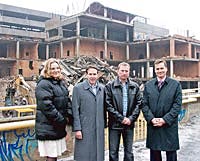 Manažerka Zdena Skálová a ředitel David Lawn (Central Resource), Robert Kucharovič (Švestka) a starosta David Vodrážka před bouranými „stříškami“