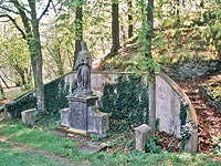 Socha sv. Jana Nepomuckého od V. Nedomy pochází z roku 1818.