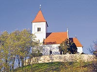 Kostel stojí na osamělé vyvýšenině