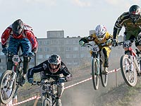 Rozlícení cyklisté se řítí na demonstraci