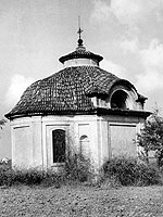 Kaple Nalezení sv. Kříže, foto 1940, Muzeum hl. města Prahy. Byla postavená na oslavu korunovace Marie Terezie, základní kámen byl položen 25. května 1743 za účasti panovnice a jejího manžela. Stavitelem kaple byl pravděpodobně Kilián Ignác Diezenhofer. Vysvěcena byla 1. srpna 1760, odsvěcena za Josefa II. a znovu opravena a vysvěcena v roce 1892.