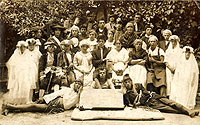 Ochotnické divadlo ve Stodůlkách hrálo v roce 1924 Jiráskovu Lucernu (vpravo ležící vodník je kronikář František Vlasák)