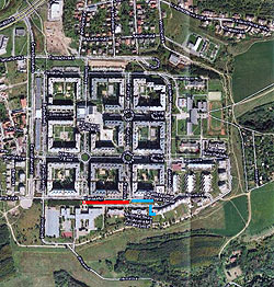 Připravovaná výstavba parkovacích ploch – červeně terasy pro 99 aut,modře pás pro 26 aut