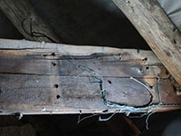 Zbytky drátů na původních trámech. Pamatují rok 1941?